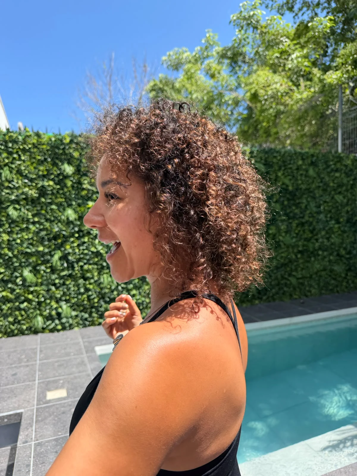 Cabello rizado con textura y volumen, fotografiado al aire libre