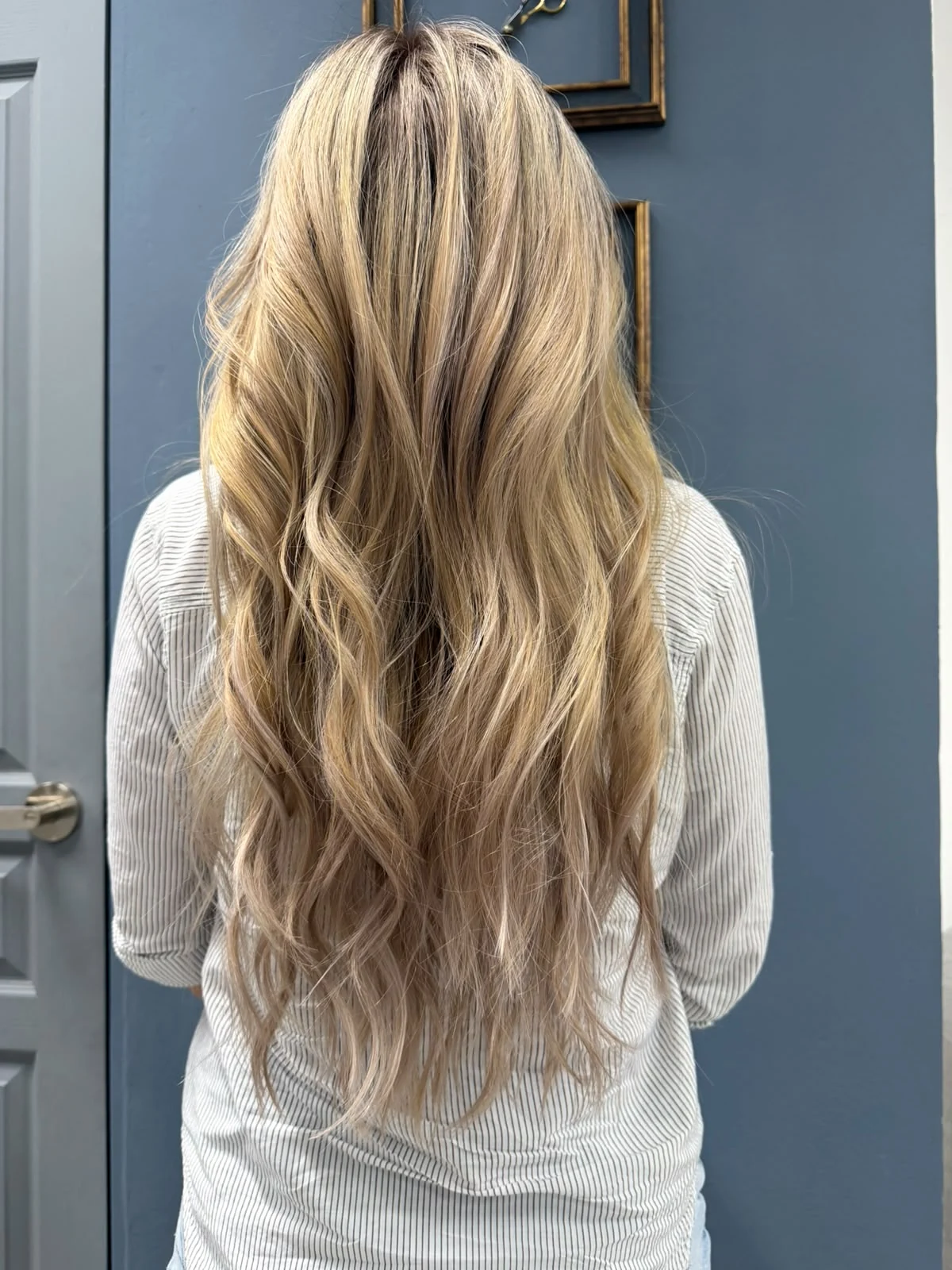 Cabello rubio largo con ondas y matices fríos