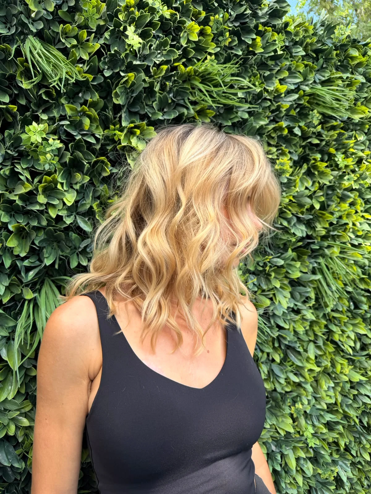 Cabello rubio con ondas al aire libre