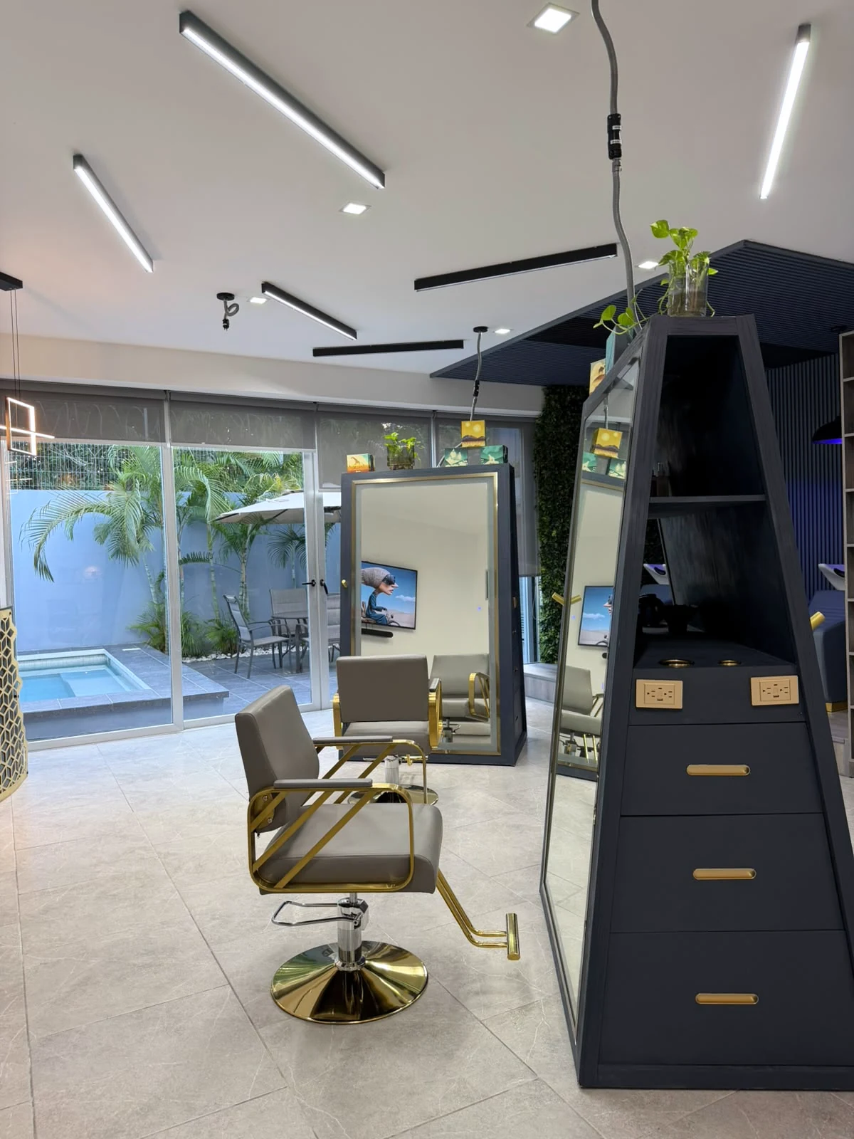 El espacio de Casa K’iin, con sillones de salón, luz natural y plantas