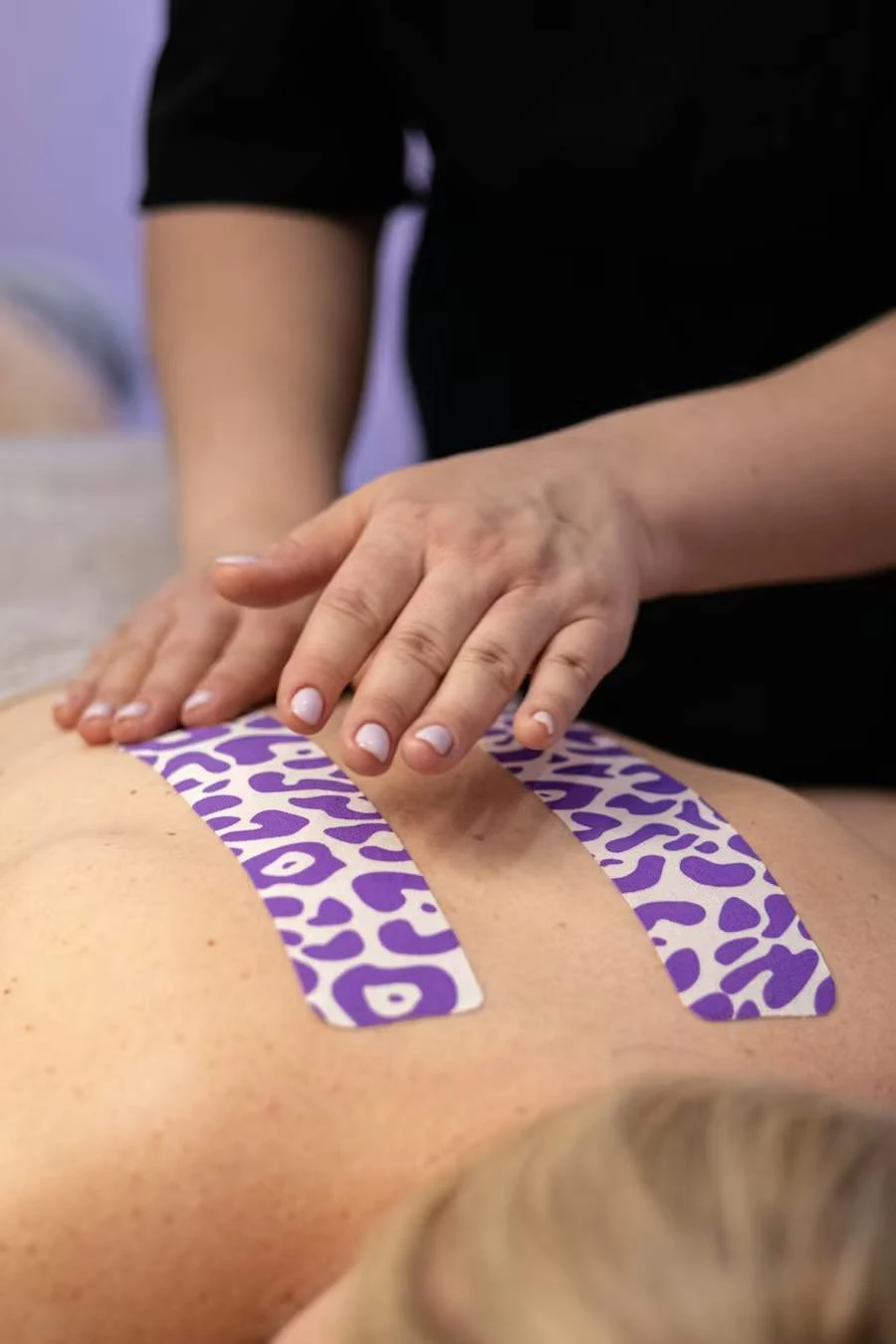 Cuidado muscular y aplicación de vendaje durante una sesión de fisioterapia